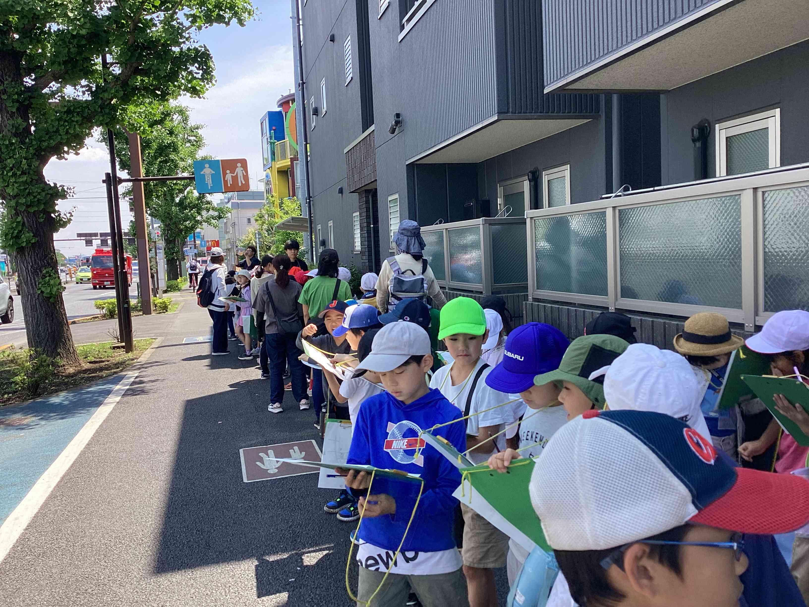 大沢台小学校からトコトコ歩いて東八道路まで来ました。交通量や土地の様子を調べています。
