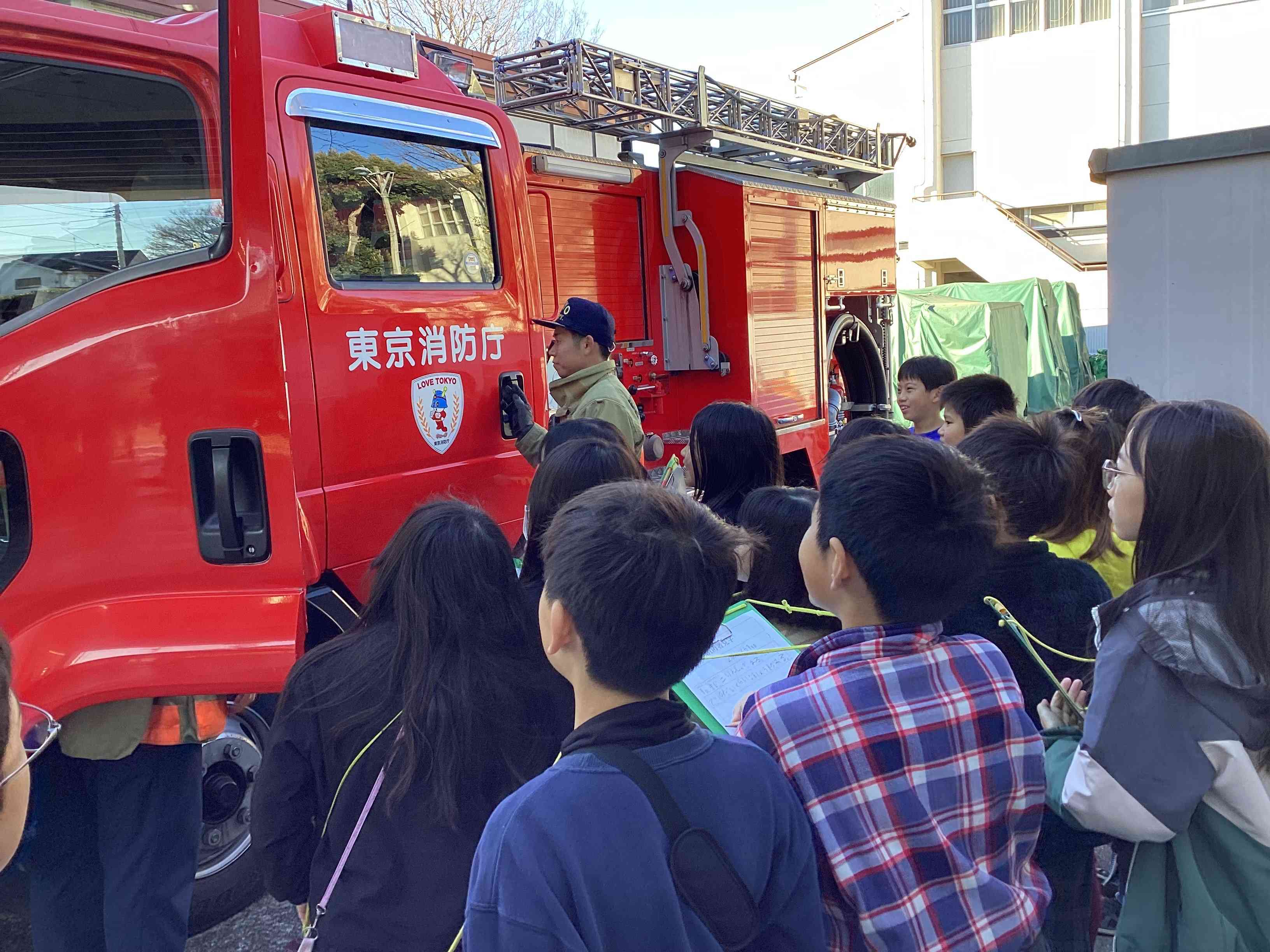 ピカピカの消防車に子ども達は大興奮でした！