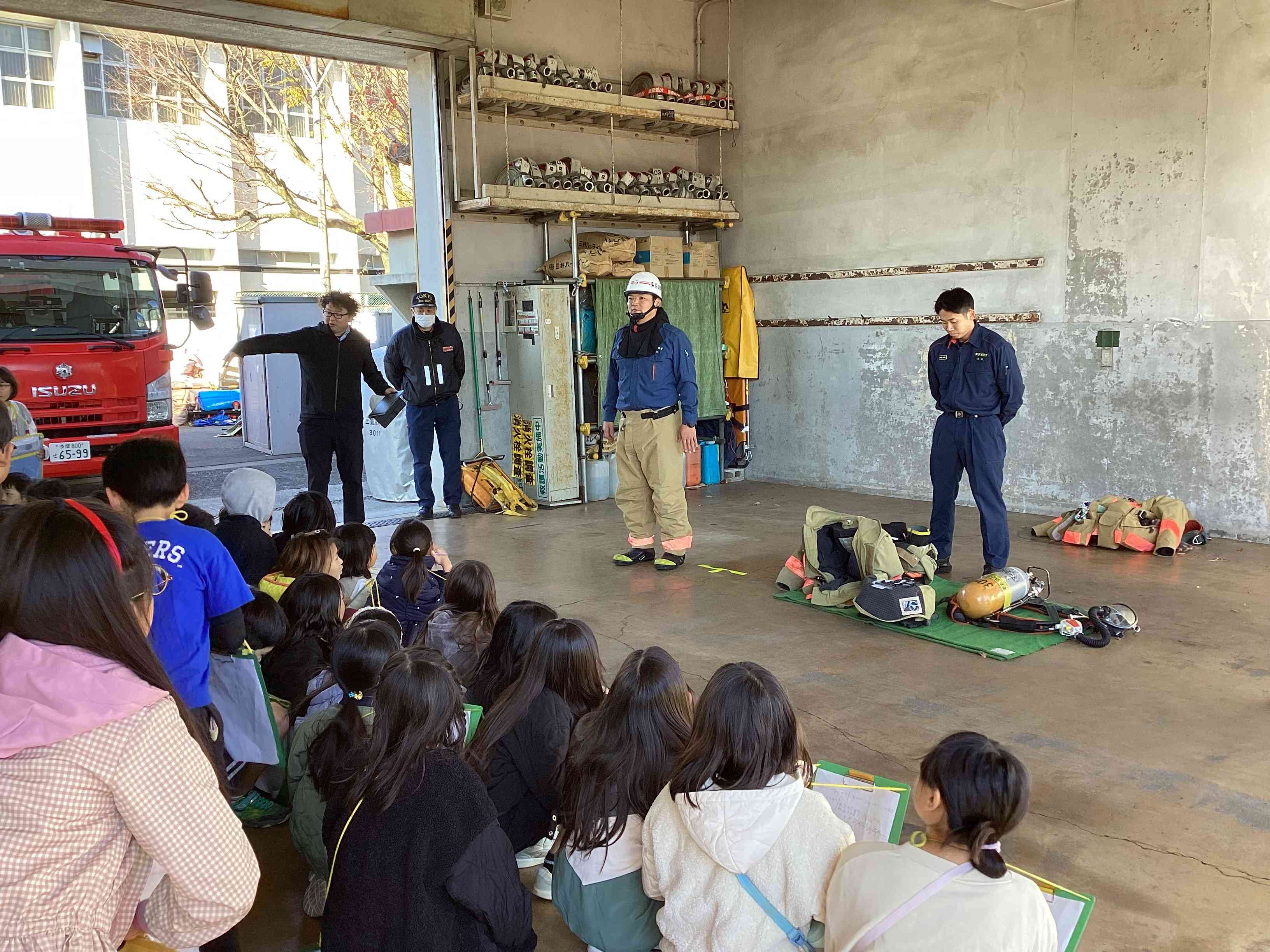 子ども達のカウントの中、消防士さんに早着替えを見せてもらいました。１分以内でたくさんの道具を身に付ける消防士さん。すごいですね。